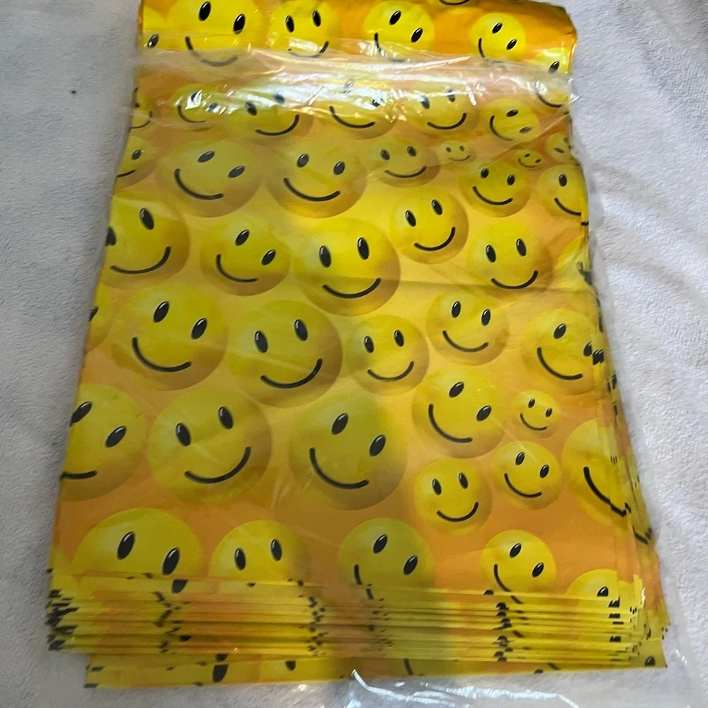 25 10 x 13. Happy Face designer polymailers,